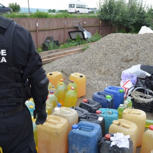 Depozit de bunuri de contrabandă, depistat şi percheziţionat de poliţiştii de frontieră ieşeni
