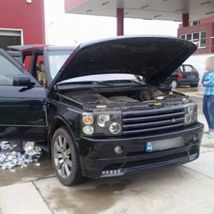 Range Rover echipat cu 19.000 ţigarete de contrabandă