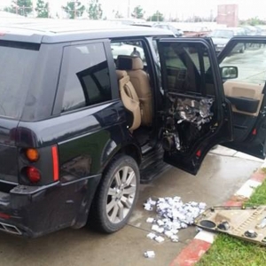 Range Rover echipat cu 19.000 ţigarete de contrabandă