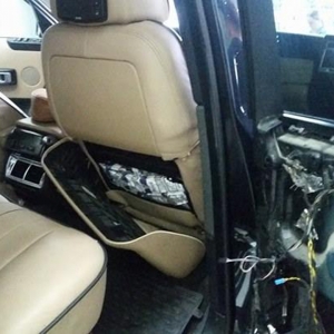 Range Rover echipat cu 19.000 ţigarete de contrabandă