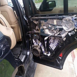 Range Rover echipat cu 19.000 ţigarete de contrabandă