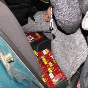 Auto tunat cu mii de ţigarete de contrabandă