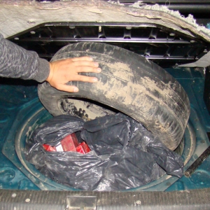 Auto tunat cu mii de ţigarete de contrabandă
