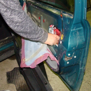 Auto tunat cu mii de ţigarete de contrabandă