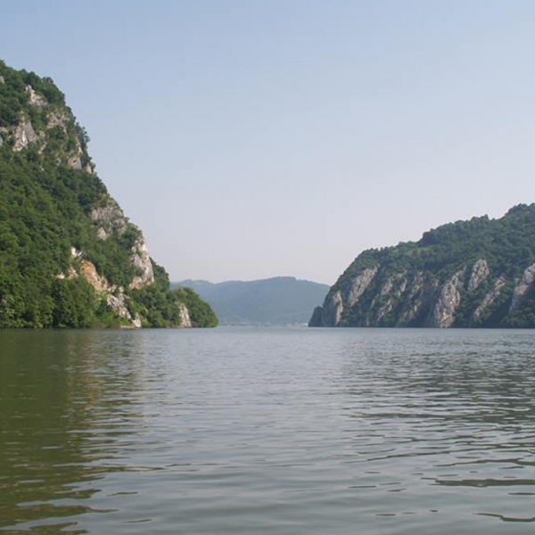 Doi tineri aflaţi în dificultate pe fluviul Dunărea, aduşi în siguranţă la mal de poliţiştii de frontieră