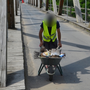 Angajat al unei firme de salubrizare prins cu țigări ascunse sub gunoiul menajer