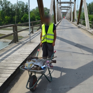 Angajat al unei firme de salubrizare prins cu țigări ascunse sub gunoiul menajer