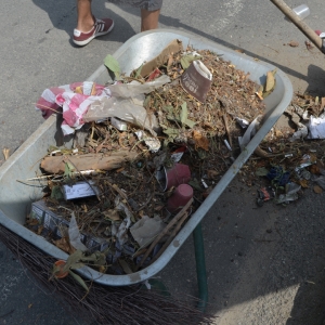 Angajat al unei firme de salubrizare prins cu țigări ascunse sub gunoiul menajer