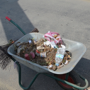 Angajat al unei firme de salubrizare prins cu țigări ascunse sub gunoiul menajer