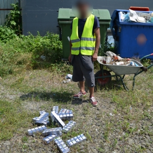 Angajat al unei firme de salubrizare prins cu țigări ascunse sub gunoiul menajer