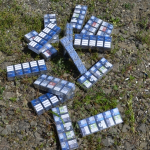 Angajat al unei firme de salubrizare prins cu țigări ascunse sub gunoiul menajer