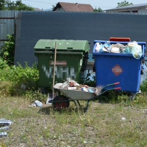 Angajat al unei firme de salubrizare prins cu țigări ascunse sub gunoiul menajer