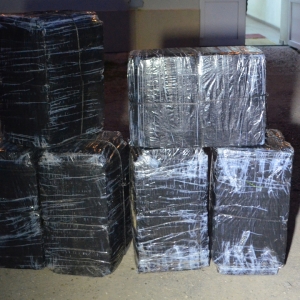 Angajat al unei firme de salubrizare prins cu țigări ascunse sub gunoiul menajer