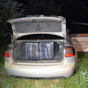 Angajat al unei firme de salubrizare prins cu țigări ascunse sub gunoiul menajer