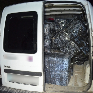 Peste 21.000 pachete cu ţigări de contrabandă confiscate de către polițiștii de frontieră