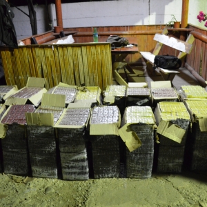 Peste 21.000 pachete cu ţigări de contrabandă confiscate de către polițiștii de frontieră
