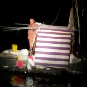 Bărbat din Belarus care plutea pe o barcă improvizată, pe Marea Neagră, salvat de poliţiştii de frontieră