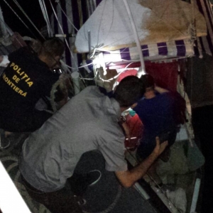 Bărbat din Belarus care plutea pe o barcă improvizată, pe Marea Neagră, salvat de poliţiştii de frontieră