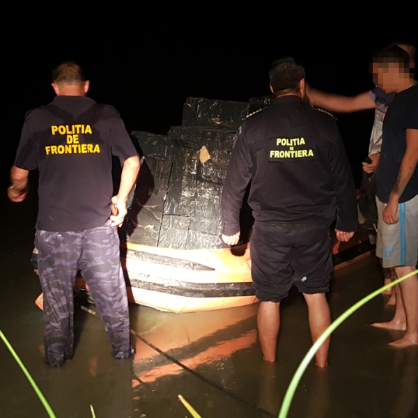 Aproximativ 17.000 de pachete cu ţigări de contrabandă, transportate cu barca pe fluviul Dunărea
