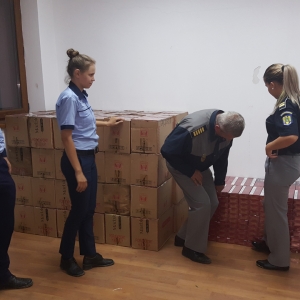 Aproximativ 17.000 de pachete cu ţigări de contrabandă, transporate cu barca pe fluviul Dunărea