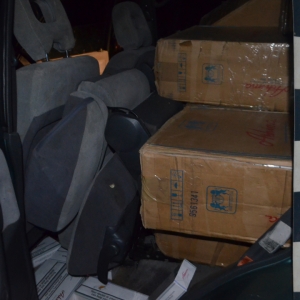 Aproximativ 12.500 pachete de ţigări de contrabandă, descoperite în mai multe autoturisme