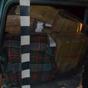 Aproximativ 12.500 pachete de ţigări de contrabandă, descoperite în mai multe autoturisme