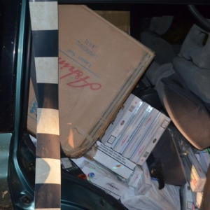 Aproximativ 12.500 pachete de ţigări de contrabandă, descoperite în mai multe autoturisme