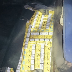 Aproximativ 12.500 pachete de ţigări de contrabandă, descoperite în mai multe autoturisme