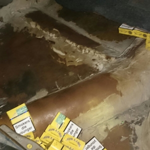 Aproximativ 12.500 pachete de ţigări de contrabandă, descoperite în mai multe autoturisme