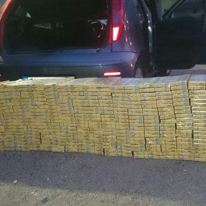 Aproximativ 12.500 pachete de ţigări de contrabandă, descoperite în mai multe autoturisme