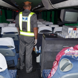 Ţigări de contrabandă ascunse în pereţii unui autocar