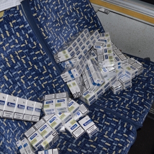 Ţigări de contrabandă ascunse în pereţii unui autocar