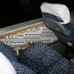 Ţigări de contrabandă ascunse în pereţii unui autocar