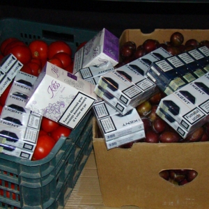 Aproximativ 8.000 de ţigarete disimulate în lădiţele cu fructe, depistate la PTF Galaţi-rutier