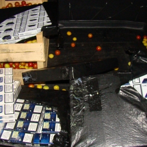 Aproximativ 8.000 de ţigarete disimulate în lădiţele cu fructe, depistate la PTF Galaţi-rutier