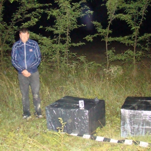 Contrabandişti surprinşi cu ţigările în spate pe malul râului Prut