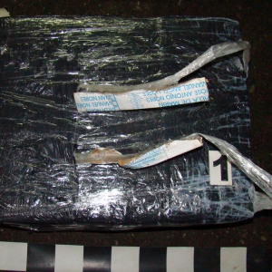 Contrabandişti surprinşi cu ţigările în spate pe malul râului Prut