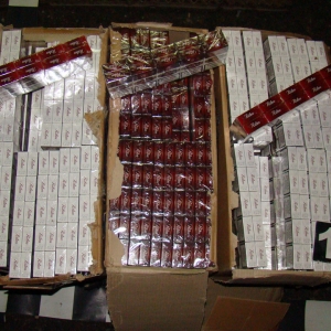 Contrabandişti surprinşi cu ţigările în spate pe malul râului Prut