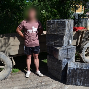 Ţigări ascunse sub nisip, transportate cu un atelaj hipo