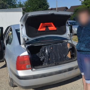 Autoturism încărcat cu ţigări de contrabandă, urmărit în trafic