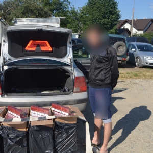 Autoturism încărcat cu ţigări de contrabandă, urmărit în trafic