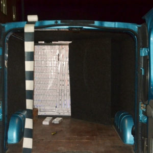 Microbuz plin cu ţigări de contrabandă, depistat la frontiera cu Ucraina