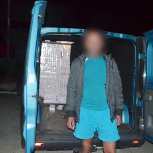 Microbuz plin cu ţigări de contrabandă, depistat la frontiera cu Ucraina