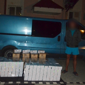 Microbuz plin cu ţigări de contrabandă, depistat la frontiera cu Ucraina