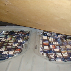 Aproximativ 10.000 pachete ţigări de contrabandă depistate în ultimele 24 de ore la frontiera de nord a României