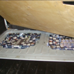 Aproximativ 10.000 pachete ţigări de contrabandă depistate în ultimele 24 de ore la frontiera de nord a României