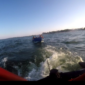 Trei bărbaţi care pluteau în derivă cu o barcă pe Marea Neagră,  salvaţi de poliţiştii de frontieră