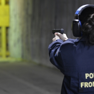 O poliţistă de frontieră a folosit arma din dotare pentru imobilizarea unui traficant de migranţi sârb