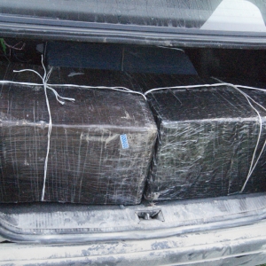 Trei autoturisme cu ţigări depistate la frontiera de nord