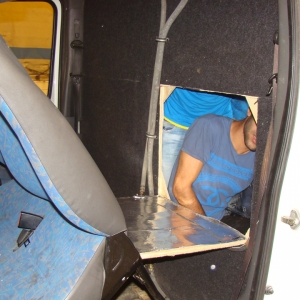 Cinci irakieni ascunşi într-un microbuz, depistaţi la P.T.F. Calafat